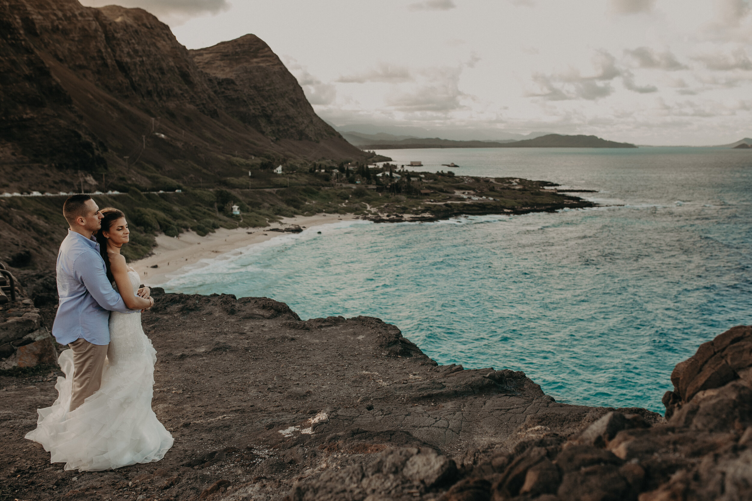  epic elopement and destination wedding location Makapuu Lookout on Oahu Hawaii #elopetohawaii #hawaiielopement #oahuelopement #oahuweddingphotographer #weddingdestinations #hawaiiweddingphotographer #hawaiielopementphotographer #makapuulookout #maka