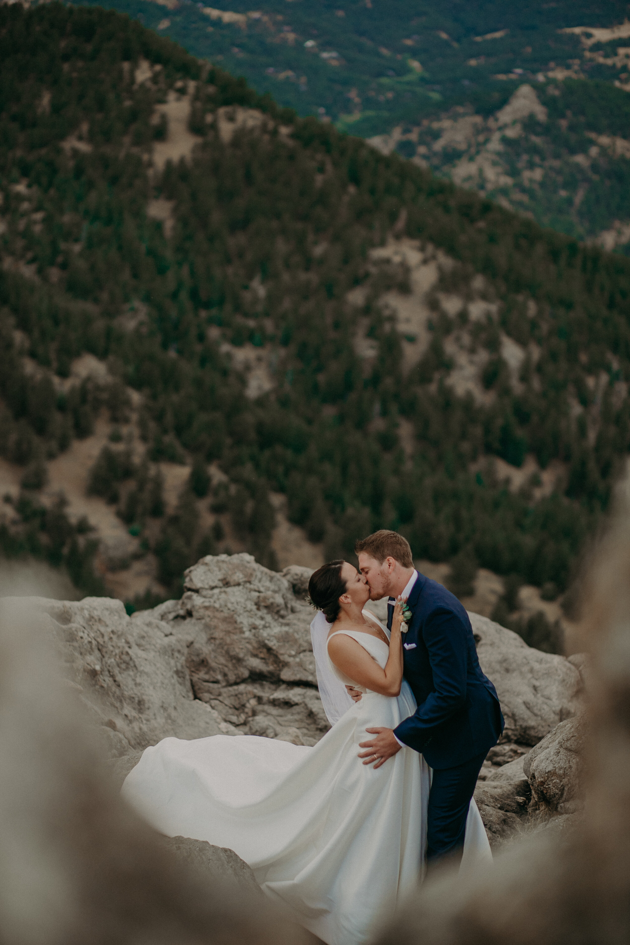  5 big reasons why you should elope with Andrea Wagner Photography #bouldercoelopement #elopetocolorado #elopementphotographer #coloradoweddingphotographer #coloradoelopementphotographer #sunriseampitheatre #sunriseampitheatrewedding #sunriseamphithe