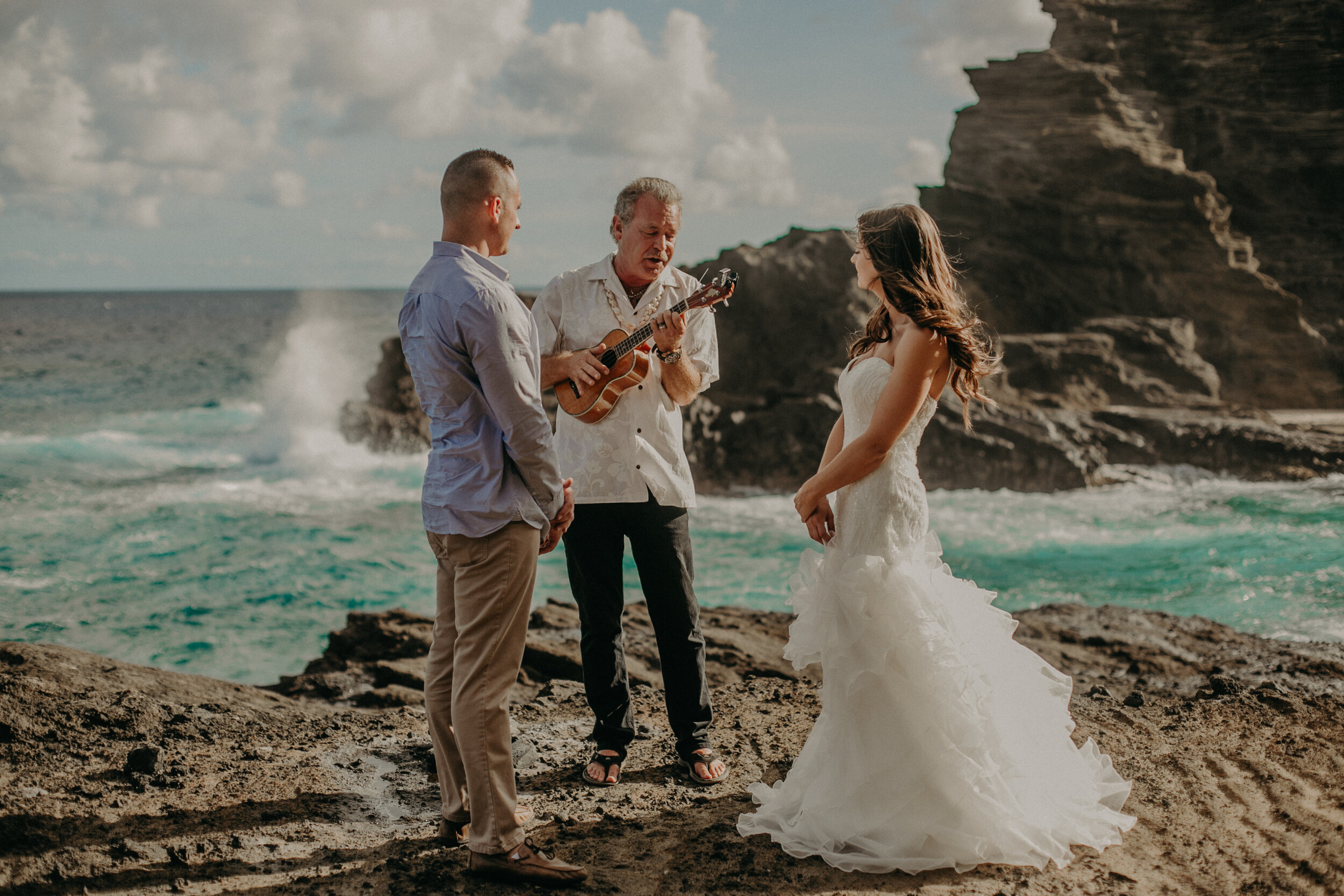  Oahu Elopement at Halona Blowhole in Hawaii #hawaiielopement #hawaiielopementphotographer #hawaiidestinationwedding #halonablowhole #halonablowholeelopement #oahuweddingphotographer #oahuelopementphotographer #oahuelopement #oahudestinationphotograp