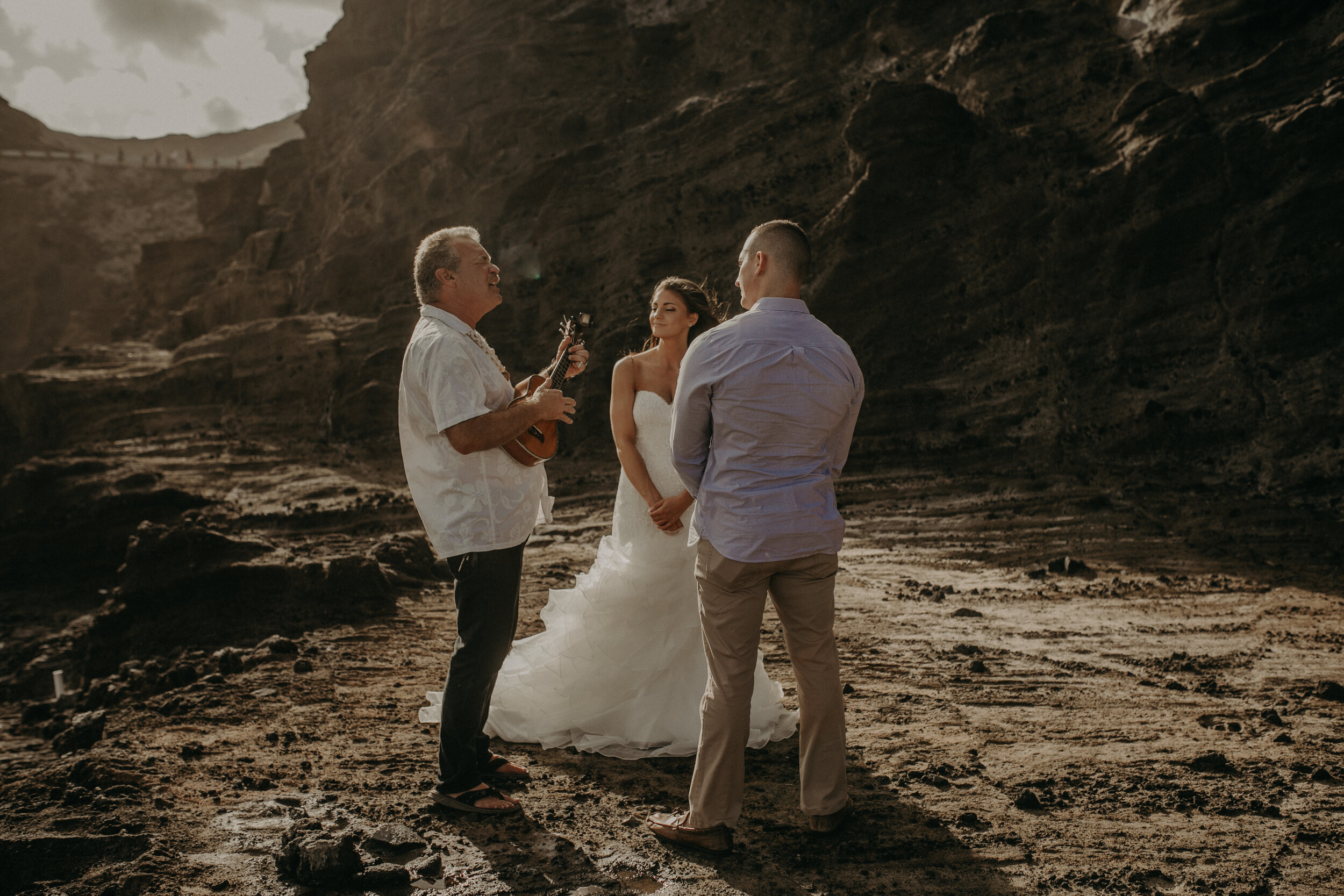 Oahu Elopement at Halona Blowhole in Hawaii #hawaiielopement #hawaiielopementphotographer #hawaiidestinationwedding #halonablowhole #halonablowholeelopement #oahuweddingphotographer #oahuelopementphotographer #oahuelopement #oahudestinationphotograp