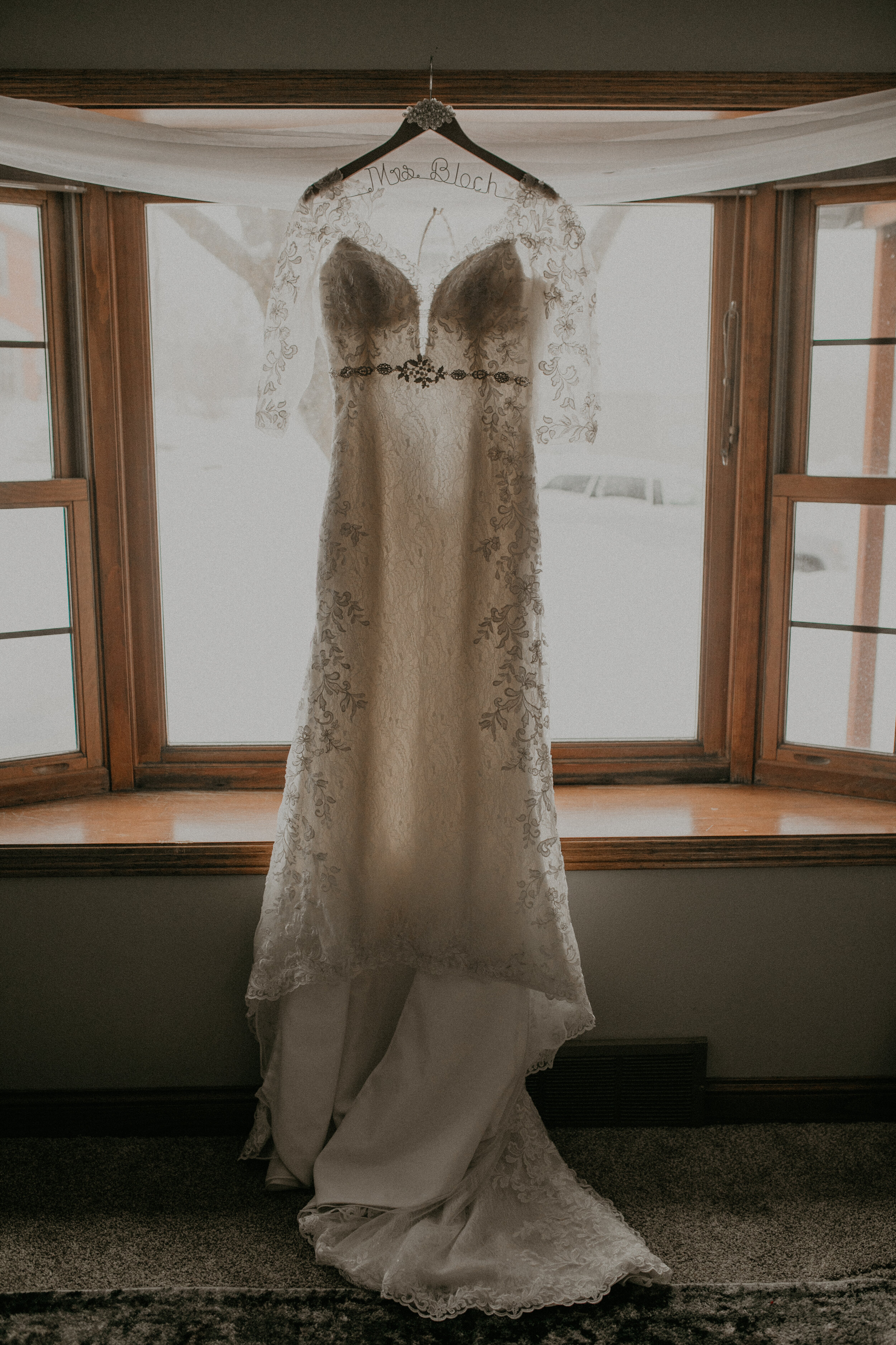  Andrea Wanger Photography cozy winter Wisconsin wedding. Perfect Wisconsin wedding in February. Winter wedding details. 