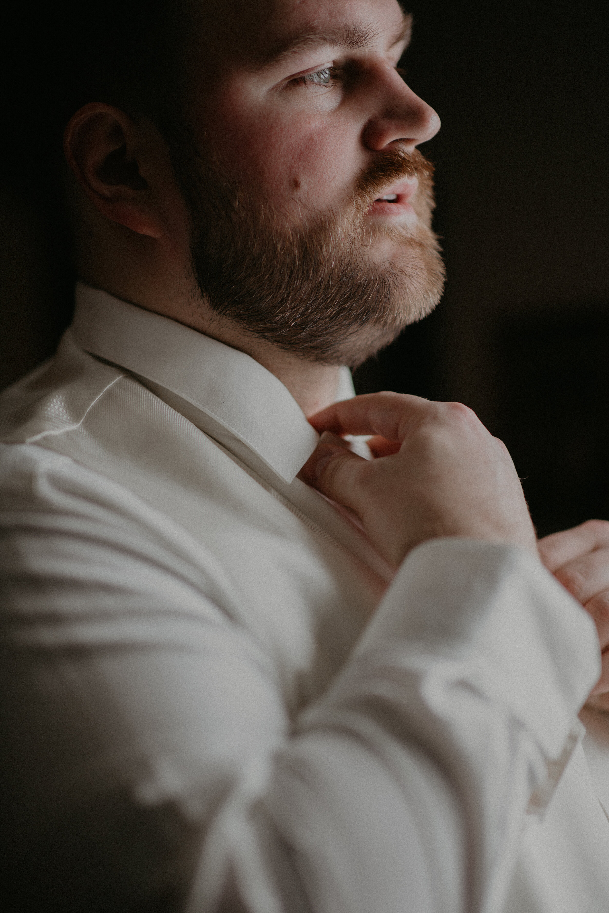  Andrea Wanger Photography cozy winter Wisconsin wedding. Perfect Wisconsin wedding in February. Elegant winter wedding groom getting ready. Groom details. 