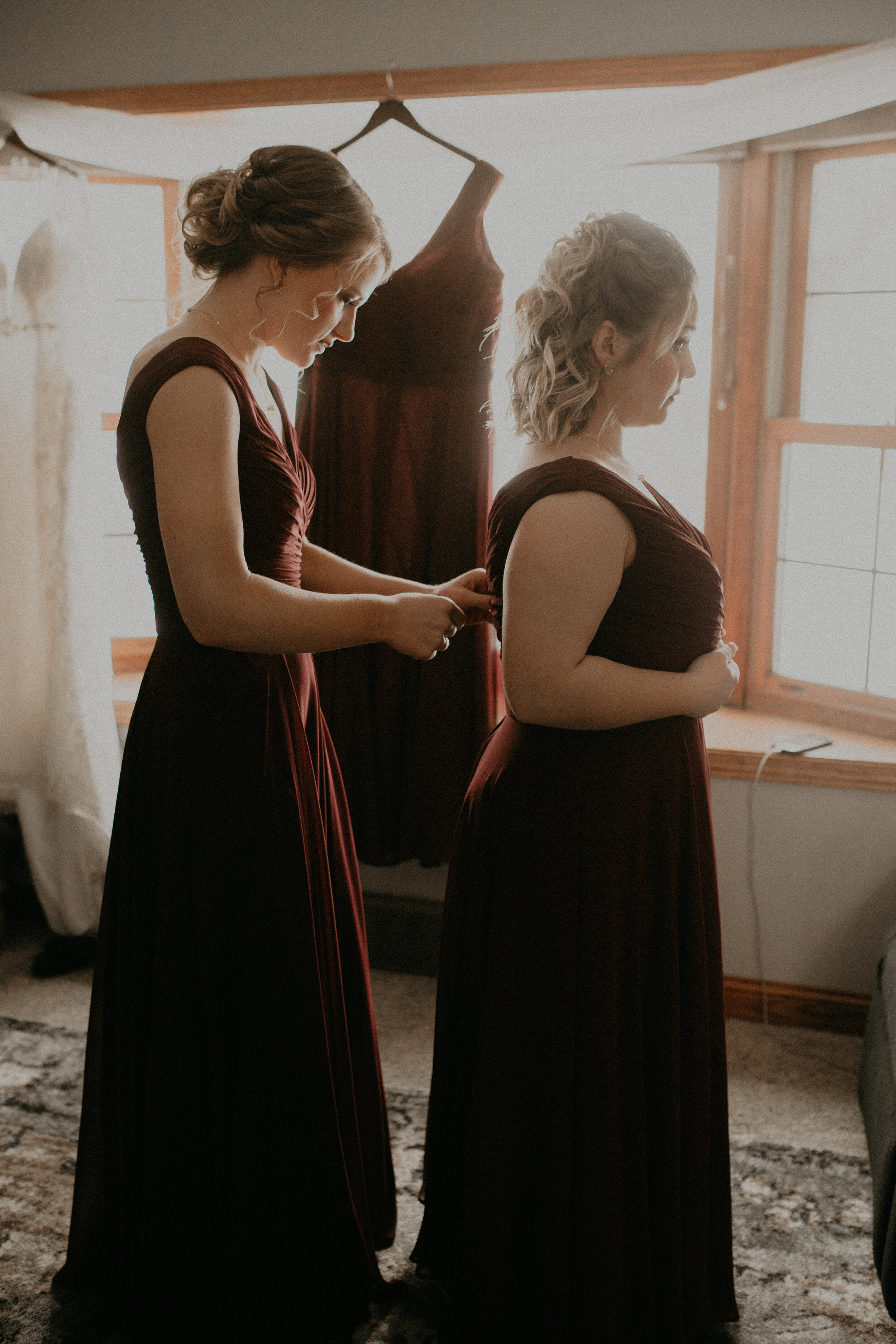  Andrea Wanger Photography cozy winter Wisconsin wedding. Perfect Wisconsin wedding in February. Winter wedding bridesmaids getting ready. 