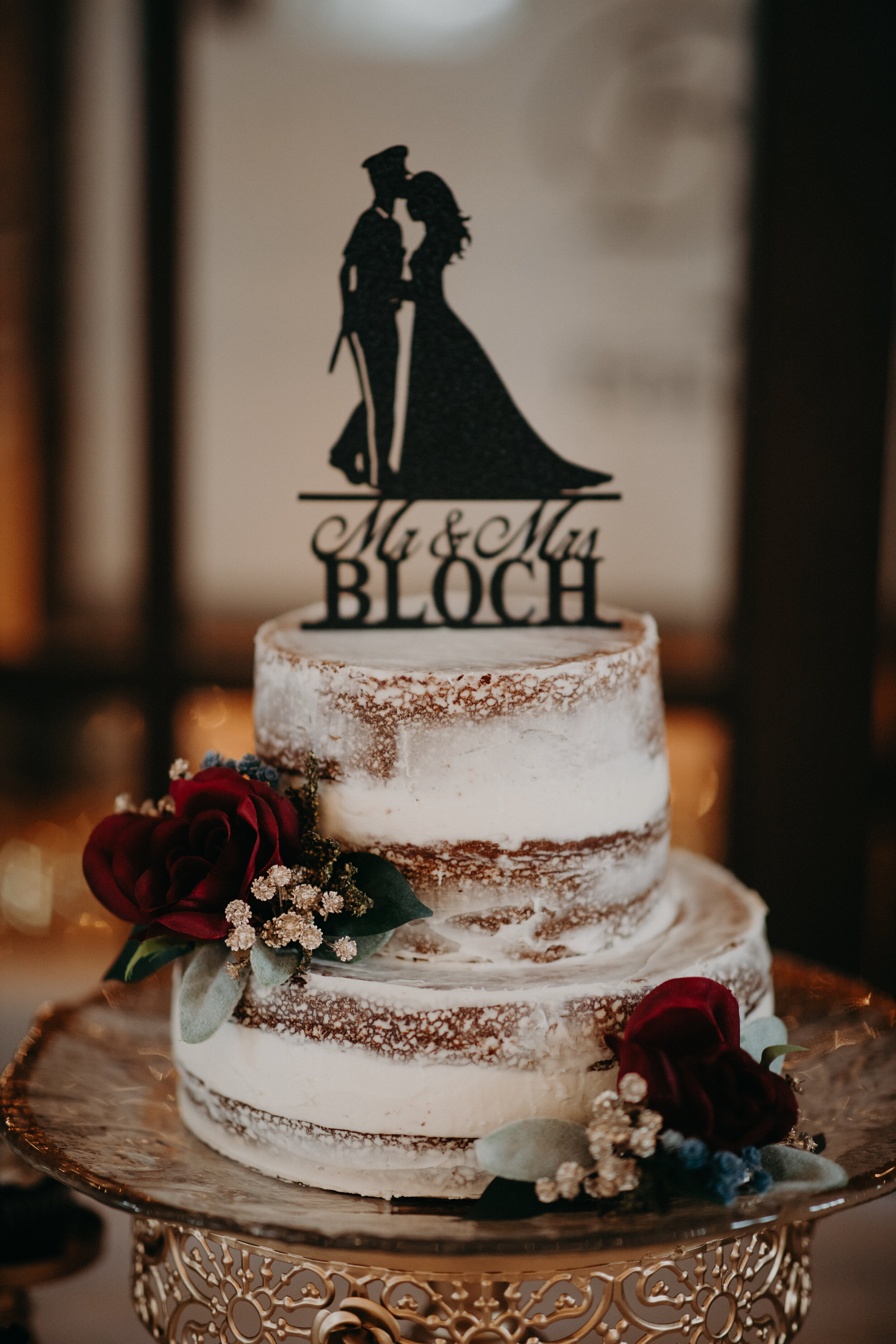  Andrea Wanger Photography cozy winter Wisconsin wedding. Perfect Wisconsin wedding in February. Elegant winter wedding. Winter wedding reception details. Cake details. 