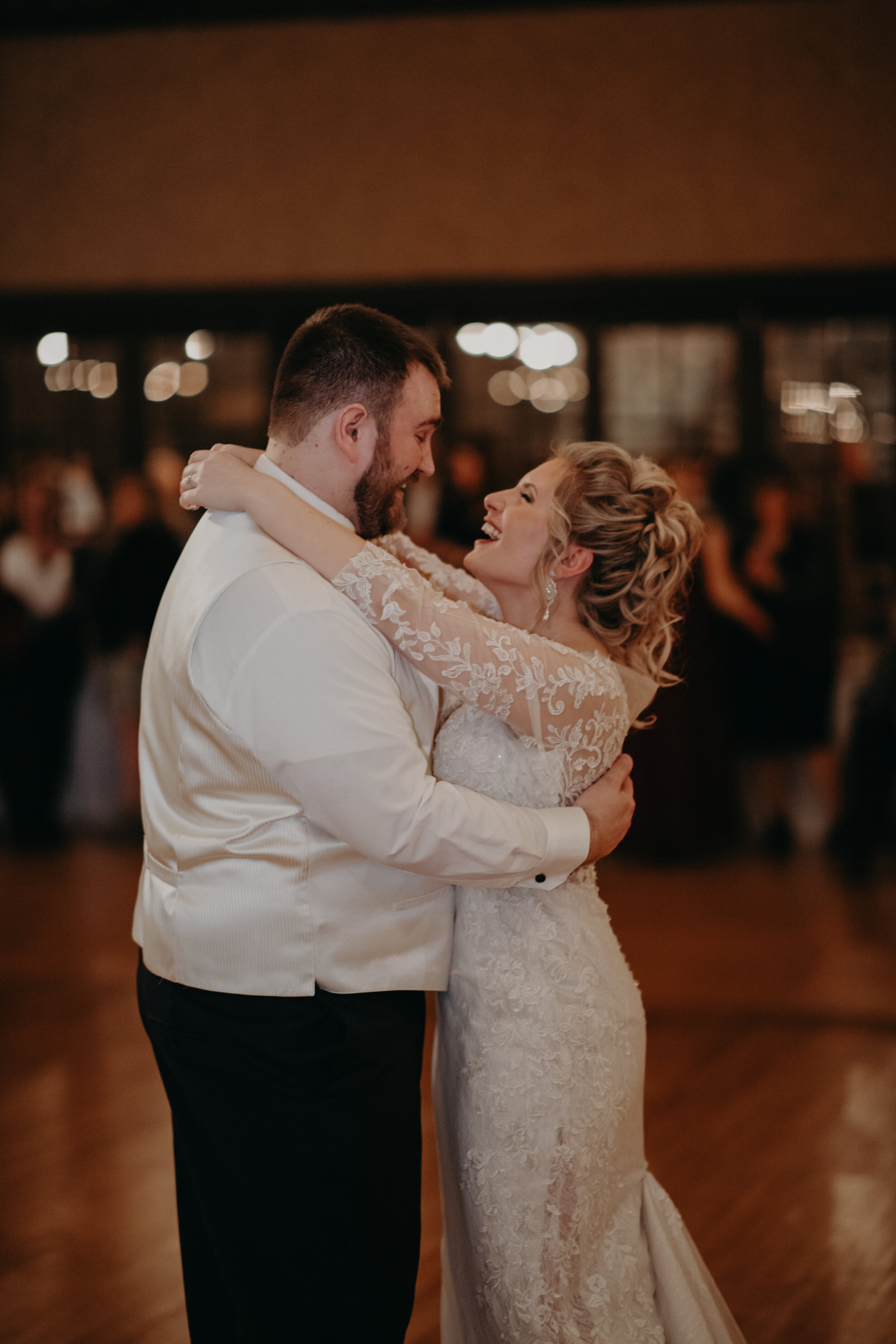  Andrea Wanger Photography cozy winter Wisconsin wedding. Perfect Wisconsin wedding in February. Elegant winter wedding. Reception bride and groom first dance. 