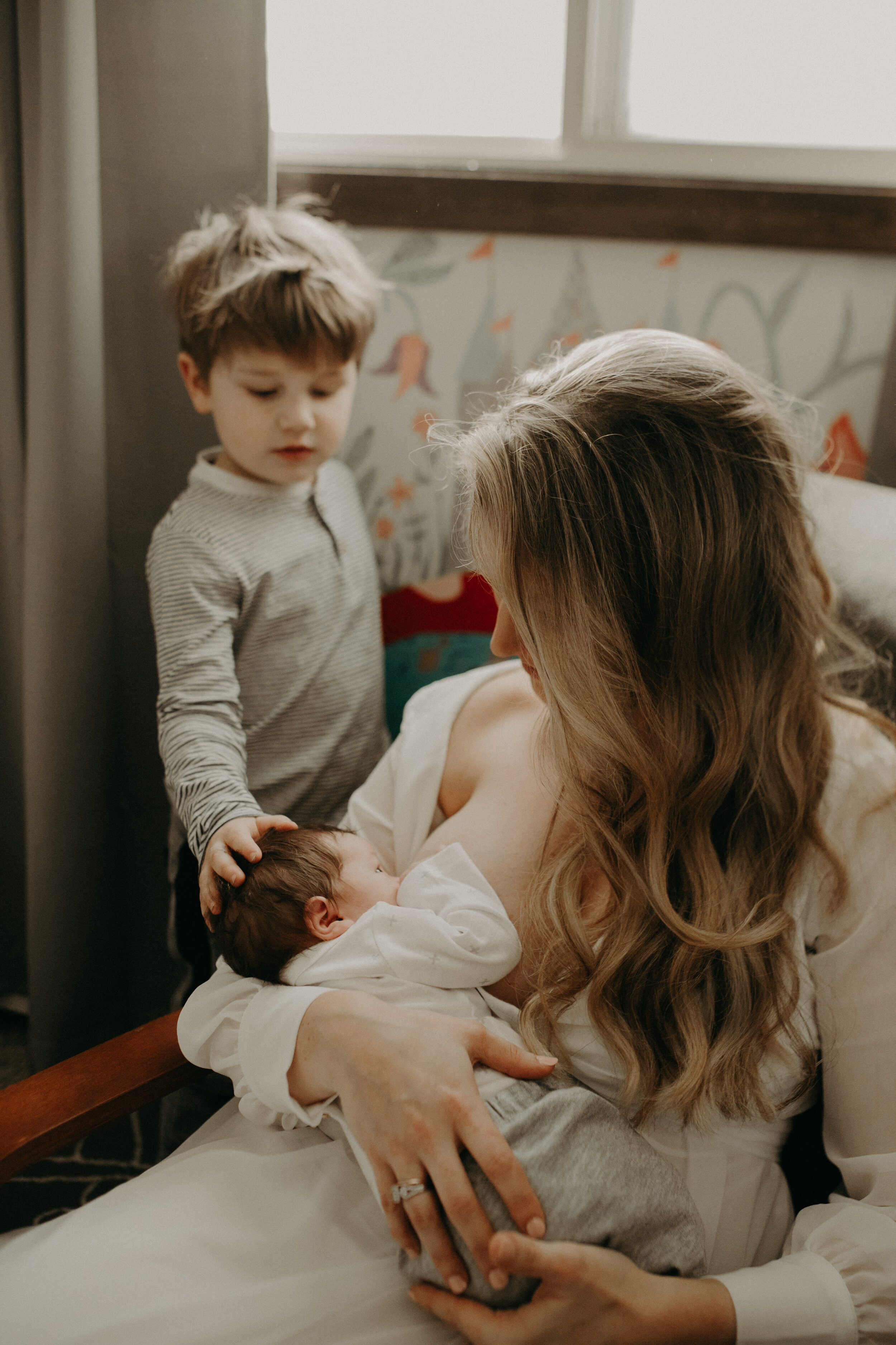  River Falls Family. River Falls Wisconsin. Mother cooking in the kitchen. Lifestyle Newborn Photo session. Wisconsin Newborn Photographer. Wisconsin Lifestyle Newborn Photographer. Lifestyle Newborn In Home Session. Beautiful mom in white making cho