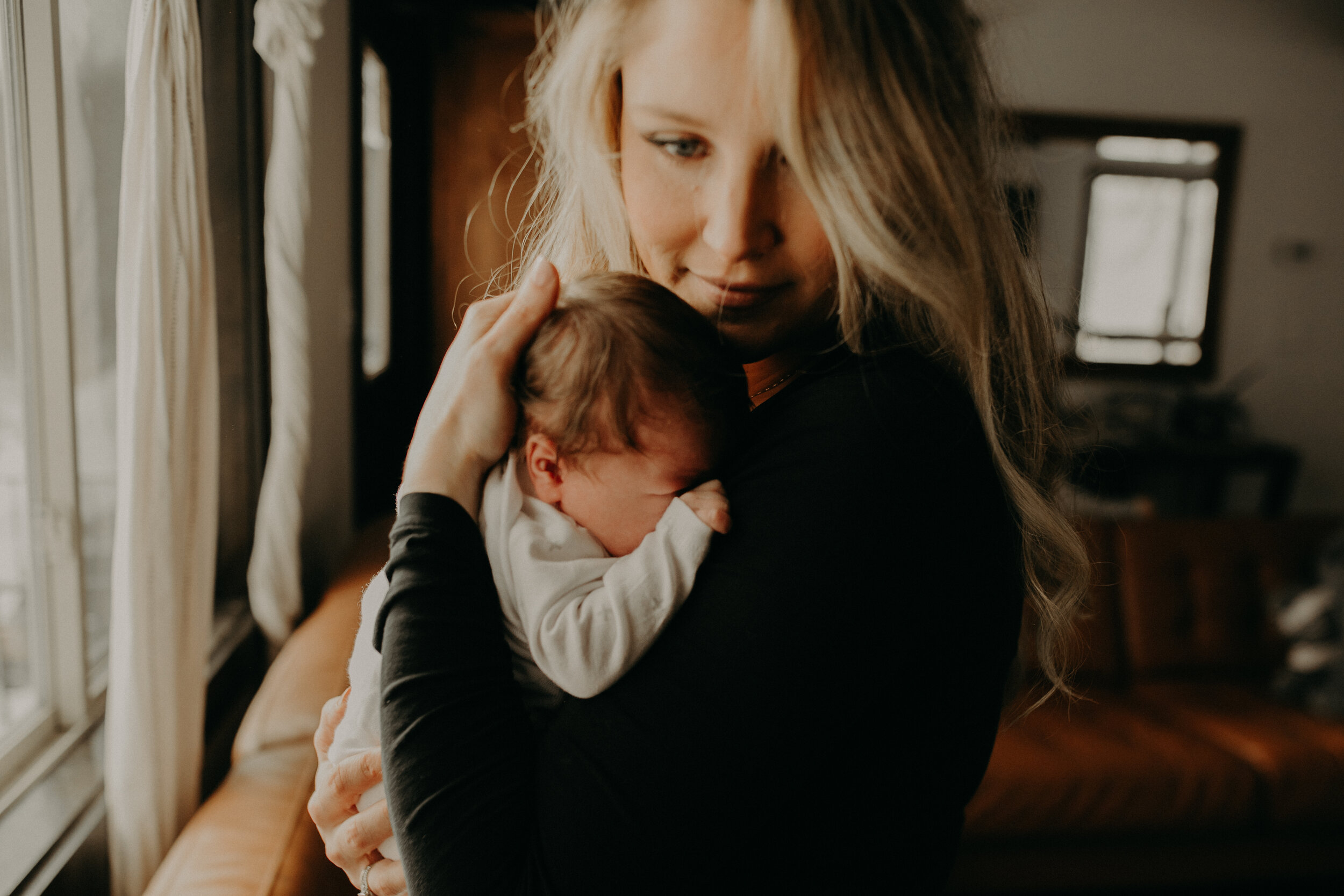  River Falls Family. River Falls Wisconsin. Mother cooking in the kitchen. Lifestyle Newborn Photo session. Wisconsin Newborn Photographer. Wisconsin Lifestyle Newborn Photographer. Lifestyle Newborn In Home Session. Beautiful mom in white making cho