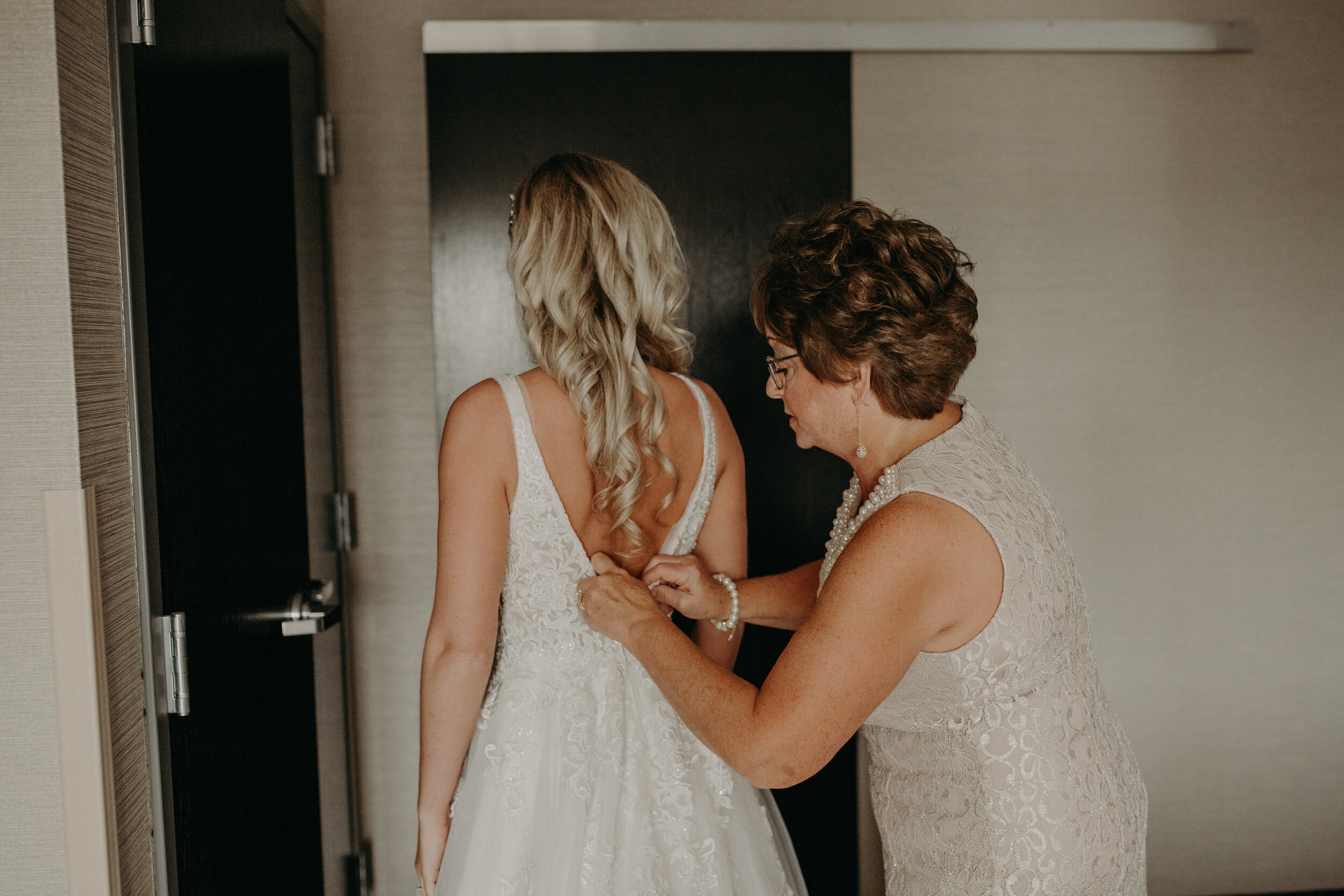  Marshfield Wedding. Marshfield Wisconsin Wedding Photographer. Marshfield WI Wedding. Marshfield Wedding Photographer. Hotel Marshfield Wedding Reception. Rainy Wedding Day in Central Wisconsin. Groom getting ready in Marshfield WI home before weddi