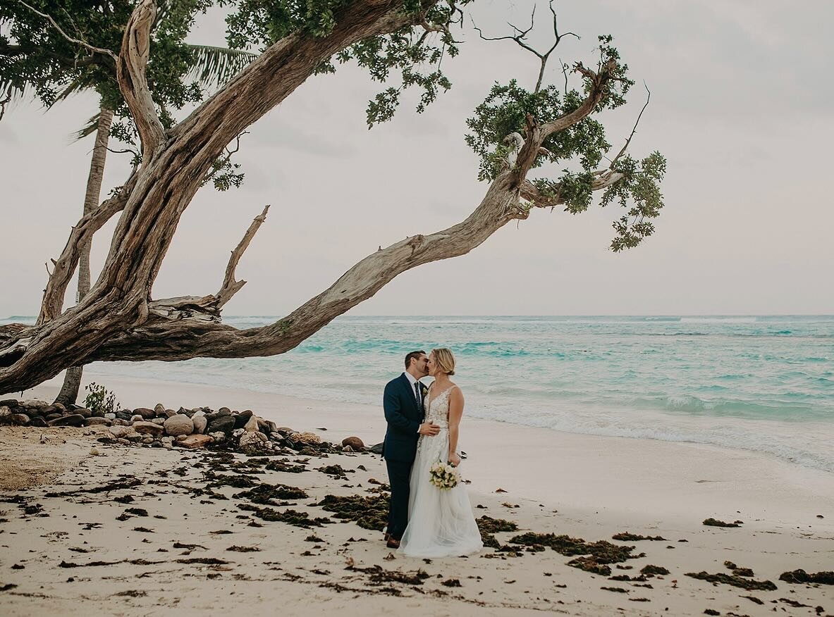 A love that is as vast as the oceans 🐚
.
.
.
#ochorioswedding #ochorioselopement #ochoriosphotographer #jamaicaelopement #jamaicadestinationweddingphotographer #ochoriosdestinationwedding #stluciaweddingphotographer #stmaartenweddingphotographer #ba