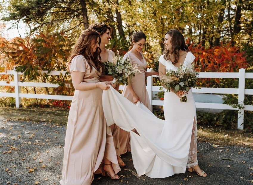 Just a giggling gaggle of girls that adore their bestie 🥰
.
.
.
#redeemdfarm #mnweddingvenue #mnwedding #mnweddingphotographer #minnesotaweddingphotographer #minnesotaweddingvenue #minneapolisweddingphotographer #minneapolisweddingvenue #bridesmaidi