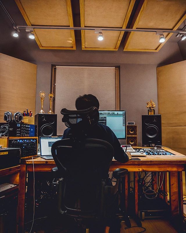 I know I haven’t been posting lately. Definitely missing the studio life. Will be coming back with more content very soon. More than ever...
.
.
PS: not my studio and that person is not me. Reminiscent the last time hanging out with 康小白 in Taipei at his By-Pass studio 🙏