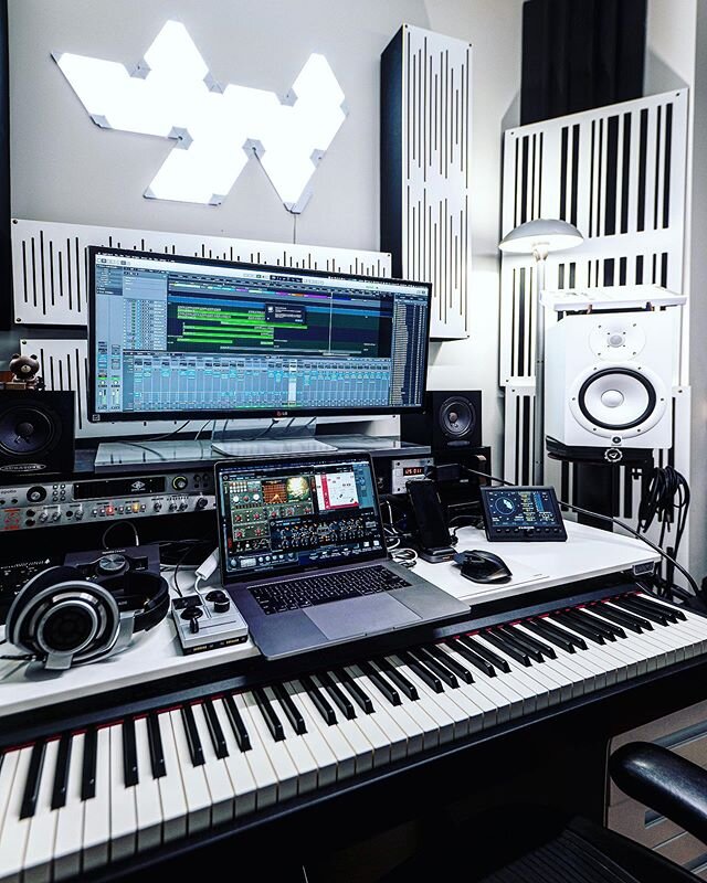Back at it 🎵
Last look at this setup. Doing some significant changes to my setup soon. Workflow is everything.
.
.
.
.
#abletonlive #proaudio #audioengineer #producerlife #producer #musicproduction #studioporn #music #musiclife #mixingengineer #mixe