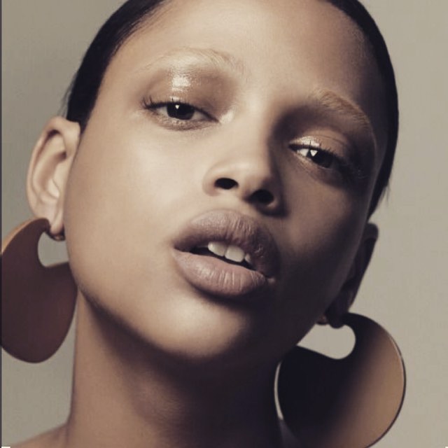 Bleached brows, nude skin, glossy lids, matte lip, gold earring inspo....💯