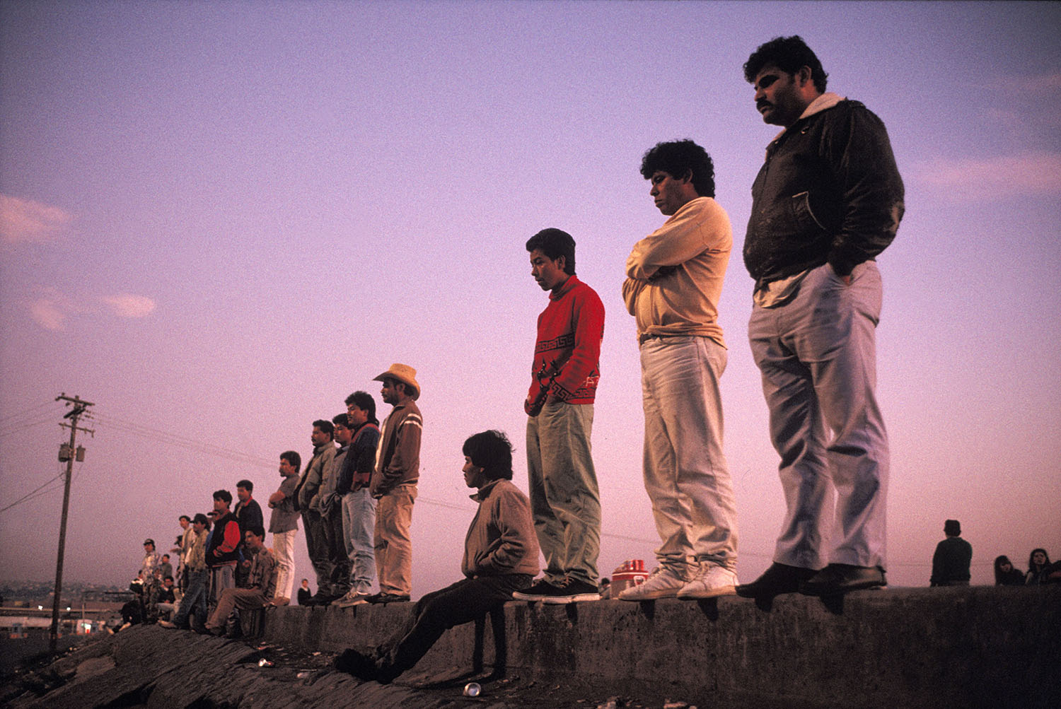 Alex Webb, Waiting prior to trying to cross the border. Tijuana, Baja California, Mexico. 1992. (c) Alex Webb / Magnum Photos