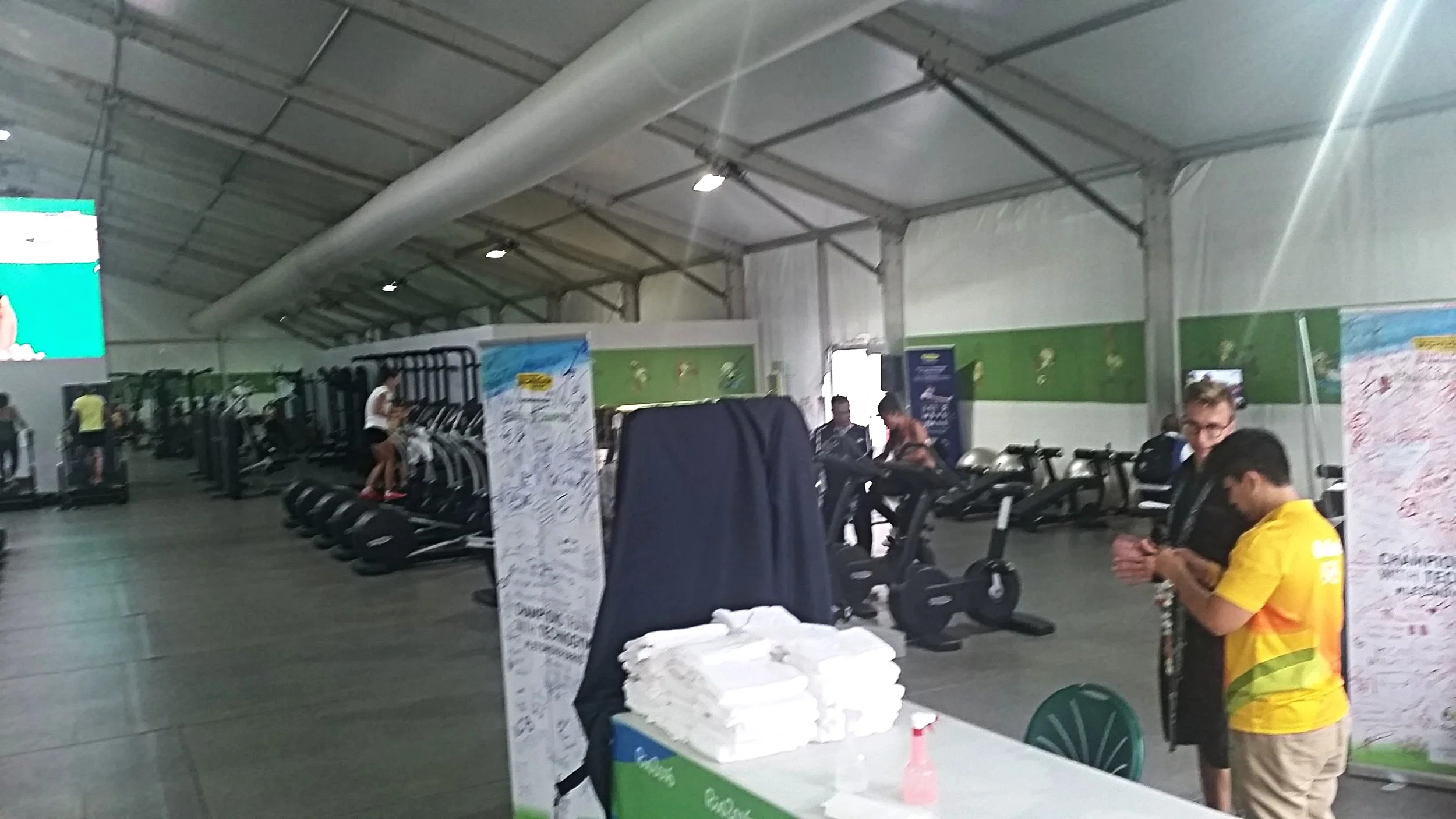 Jamais sans sa petite serviette en salle de sport!