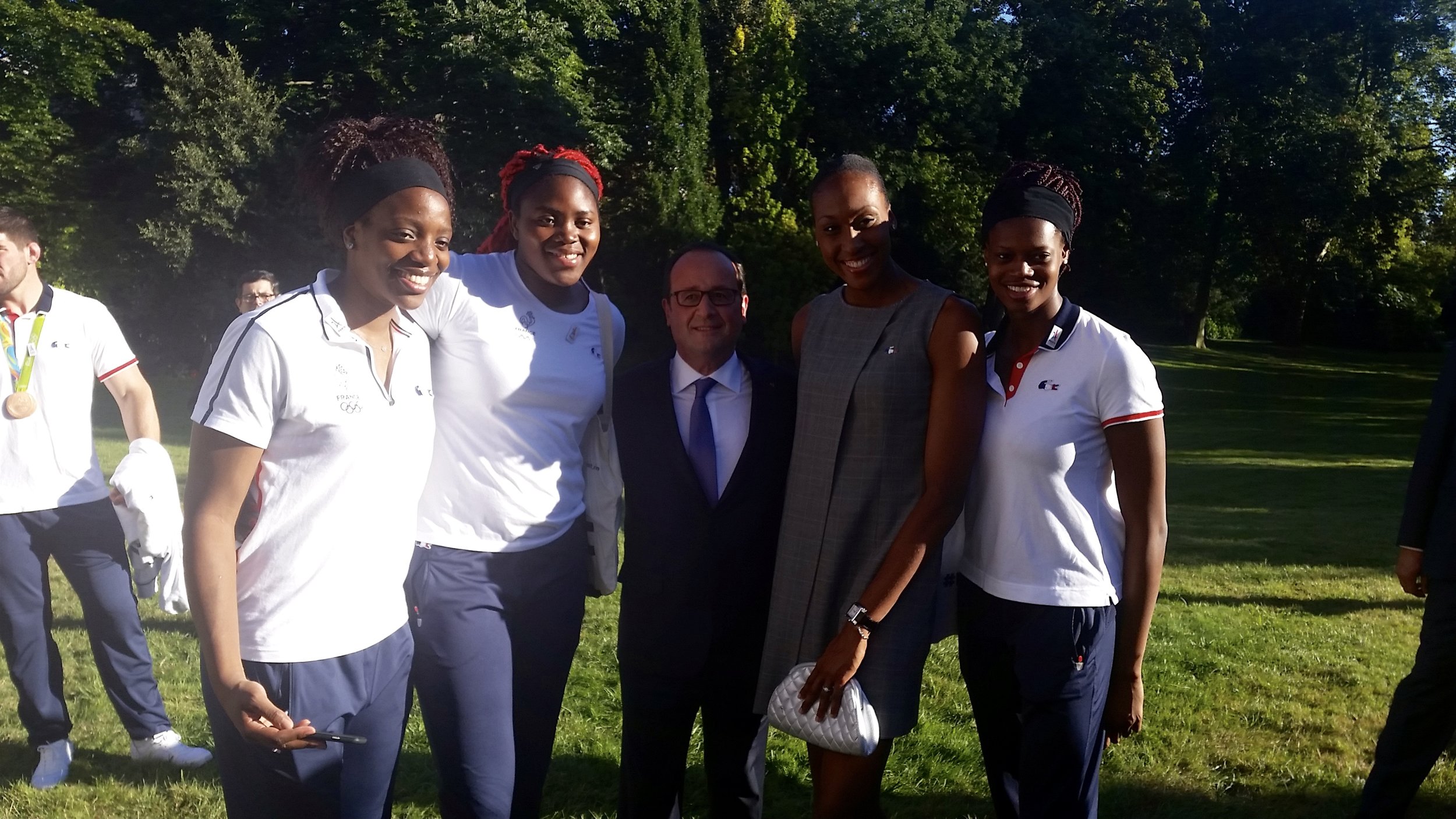 Nous avons été reçus par le Président François Hollande dans le jardin de l'Élysée. Moment très agréable et d'ailleurs, Monsieur le Président, nous a proposé de nous ouvrir les portes de son château dans le cas où nous voudrions organiser des évènements exceptionnels tel qu'un mariage! L'annonce m'a tout de suite intéressé !!! hihihi 