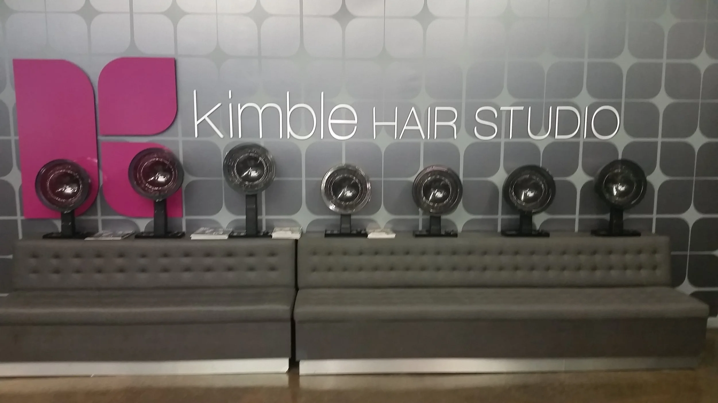 Et hop me voilà, dans ce fameux salon où se déroule les différents épisodes de LA Hair !!!