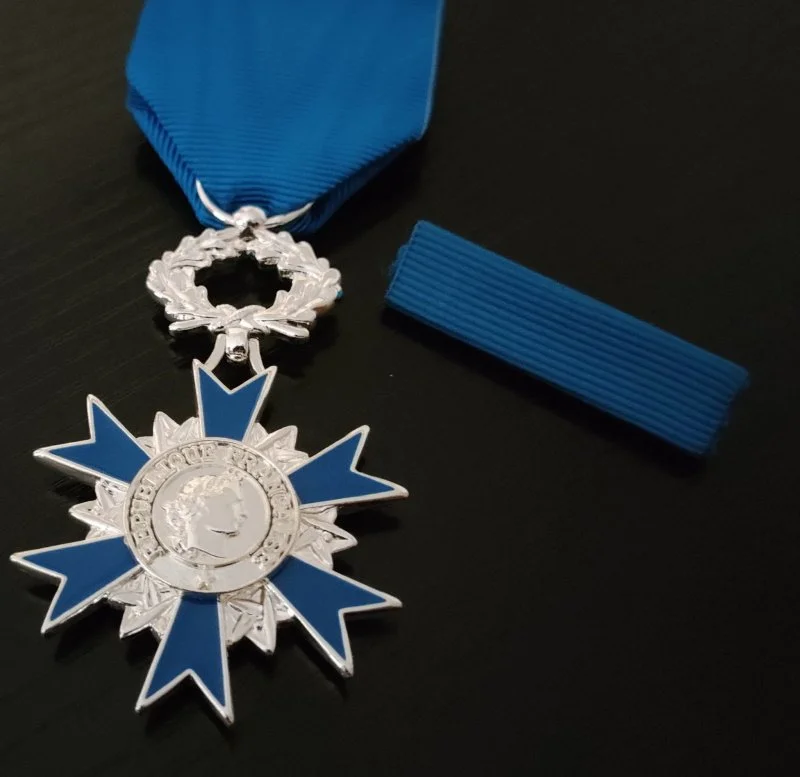 Ordre-National-Du-Merite-medaille-pendante-et-barrette-scaled-1.jpg