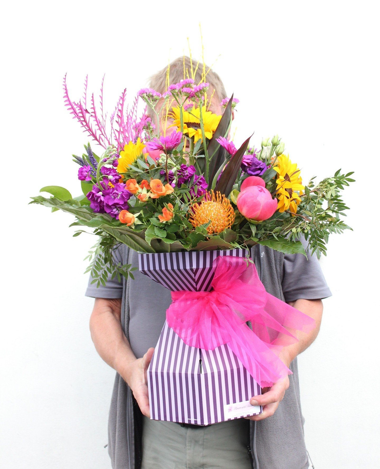 Somewhere behind this beauty of a bouquet there is a flowerboy!!⁠
⁠
#goosnarghflowershop #wowfactor #flowerboy #flowerswithpassion