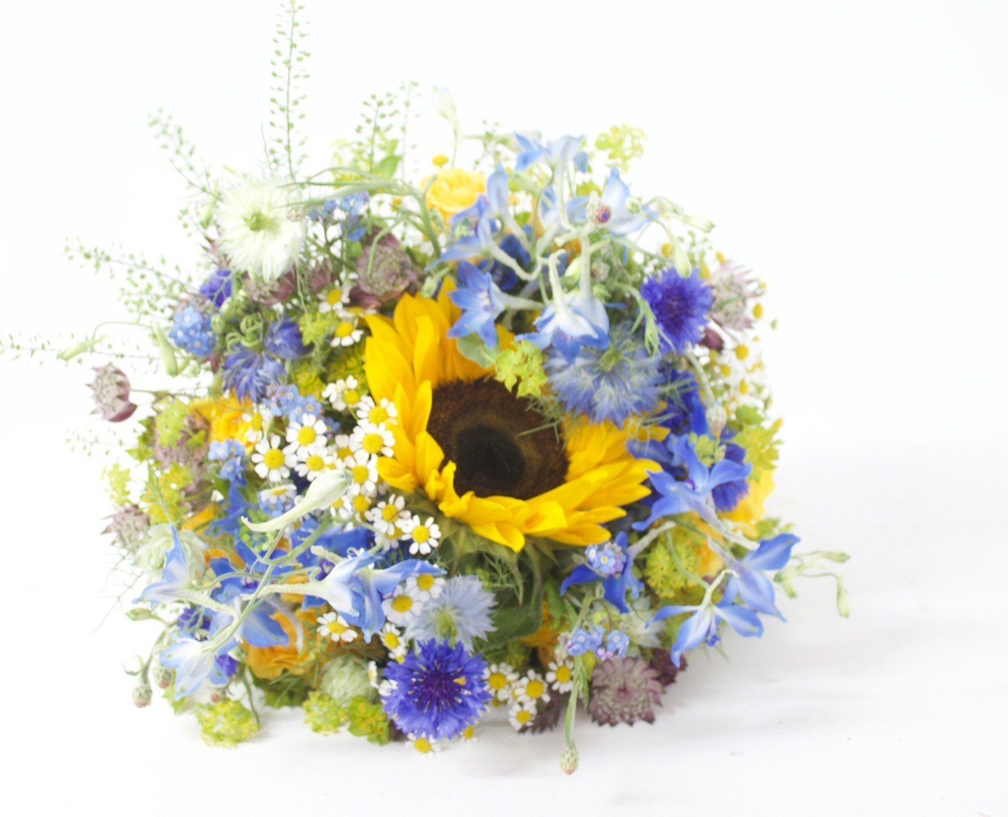 As the sun shines brightly on your special day, so should your bridal bouquet! This season, we're loving the warmth and whimsy of sunflowers in bridal bouquets. Their bright yellow petals and tall, statuesque stems add a playful and joyful touch to a