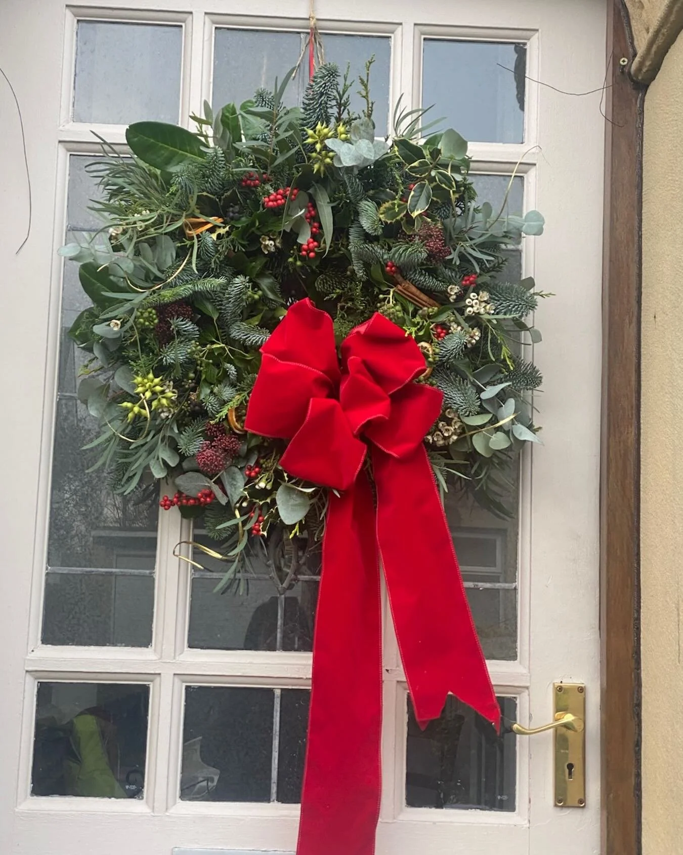 Just one of the incredible wreaths made on my workshop last night. Brilliant Nickie. Looks amazing.
#wreathmaking #wreathworkshop #floralperfection @flowers_with_passion @goodfloristguide