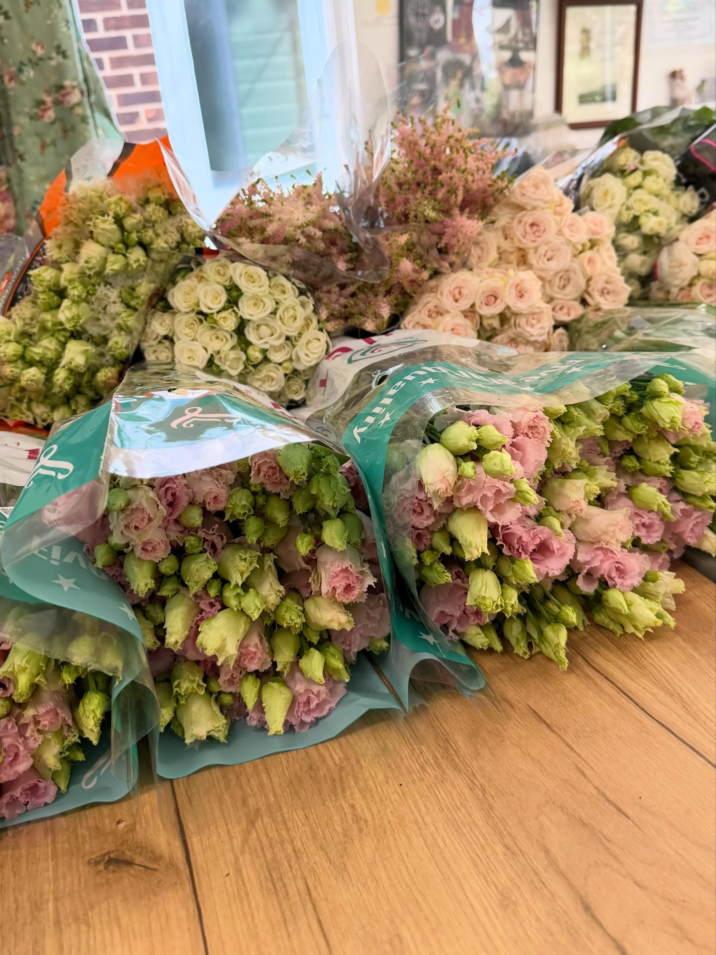 So happy to have wedding flowers back in the studio 💐
Just look at these gorgeous colours 😍
These are just some of the beautiful blooms I&rsquo;ll be using for this Saturday&rsquo;s wedding and I honestly can&rsquo;t wait to start creating.

There&