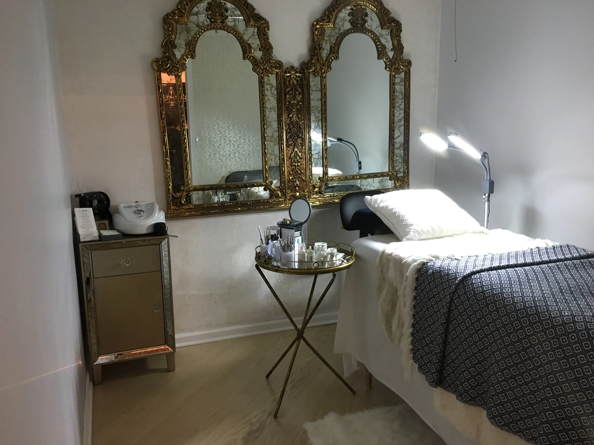 Salon rental room