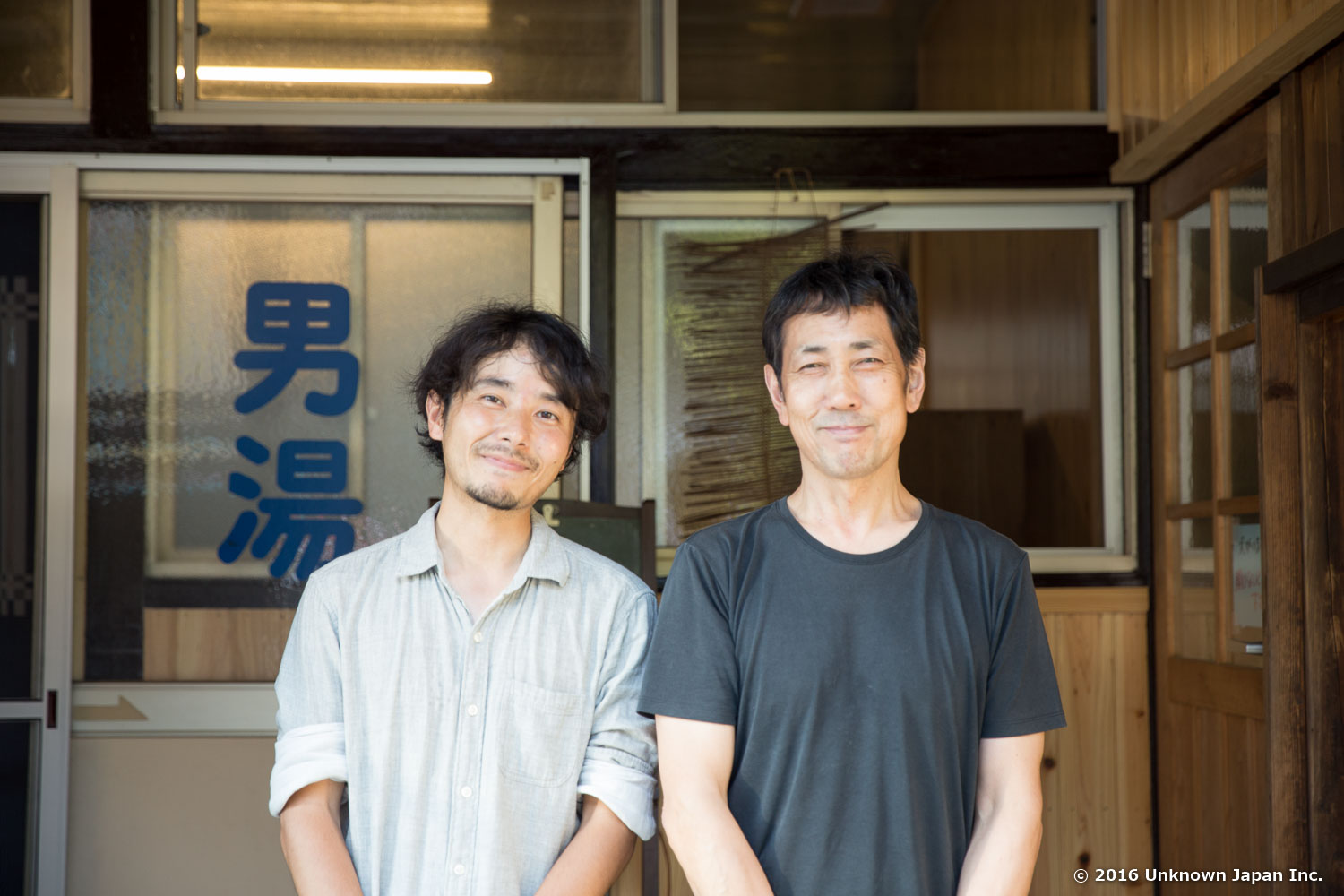 With the owner Minetaka Matsumoto , in front of the entrance