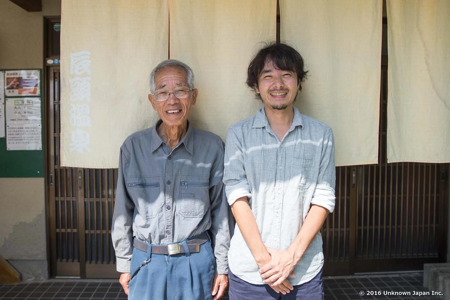 With Hideyuki Kikunaga , the chairman of Tatsugashira Onsen , in front of the entrance