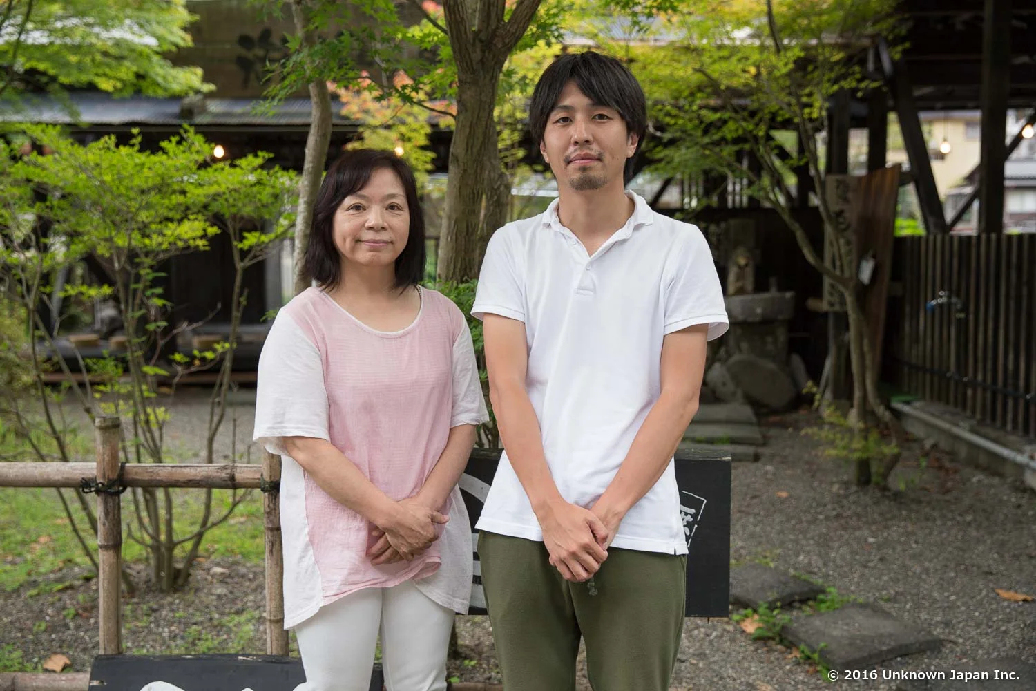 With Harumi Setsuda , a staff member of Tuetate Tourism Office , in front of the foot bath
