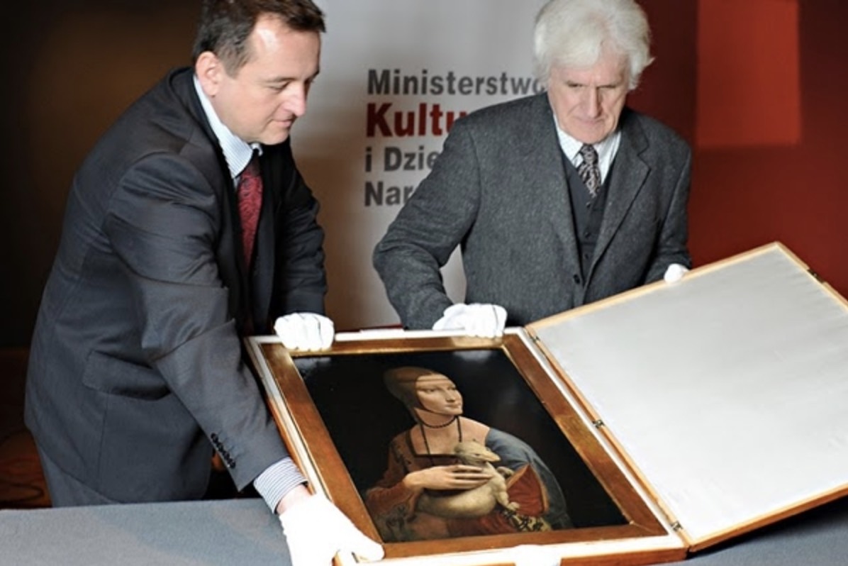 Polish curators show the special traveling arrangements for Lady with an Ermine . | Photo: AP Photo/Alik Keplicz