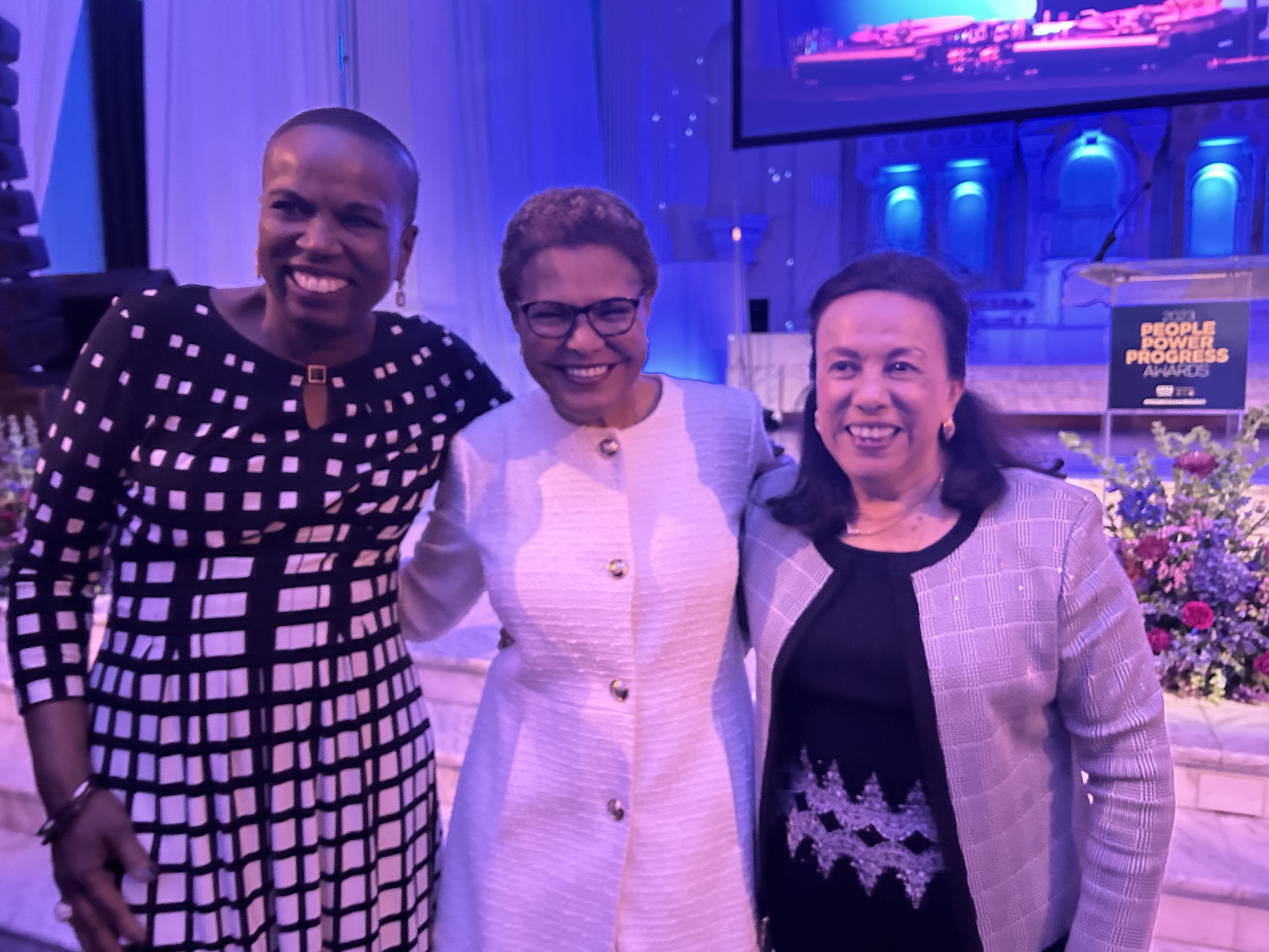 Mayor Karen Bass presents the 2023 People Progress Award