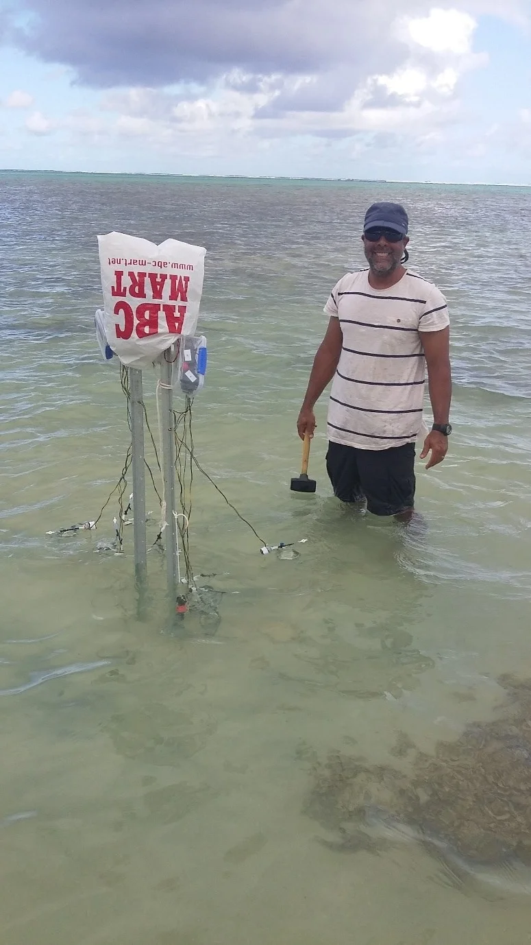 Dirk Erler installing sediment incubation chambers in the Muri Lagoon.