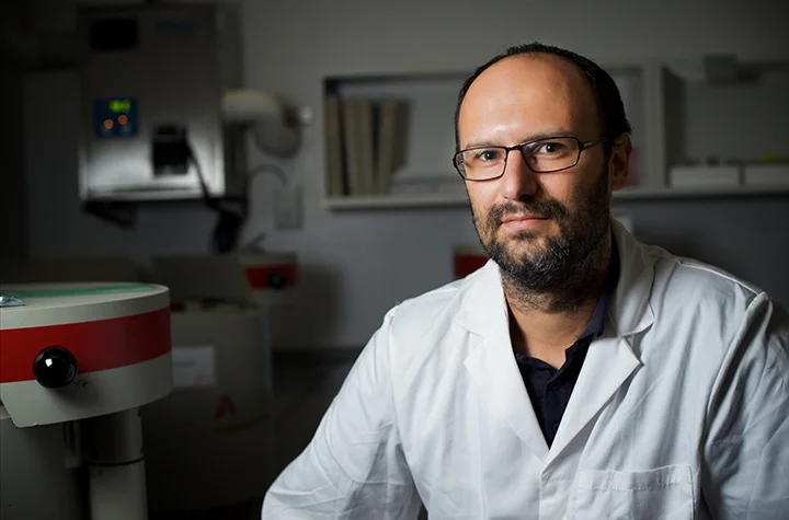 Professor-Isaac-Santos-720x475-b.jpg