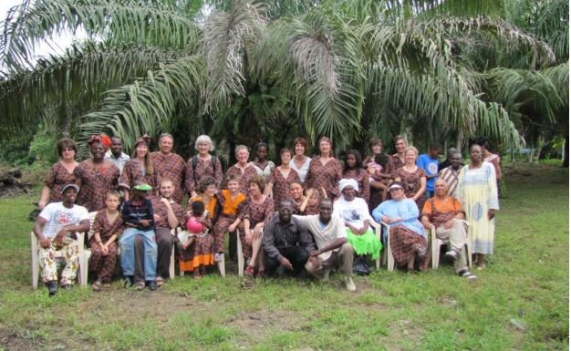 Cameroon mission team 2010.JPG