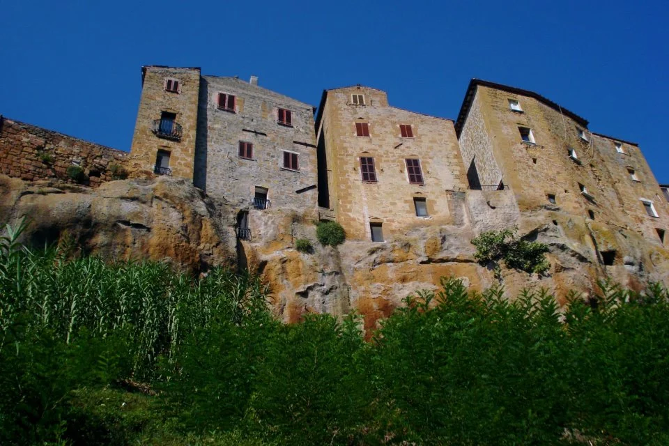 Roofline of Pitigliano from below.
