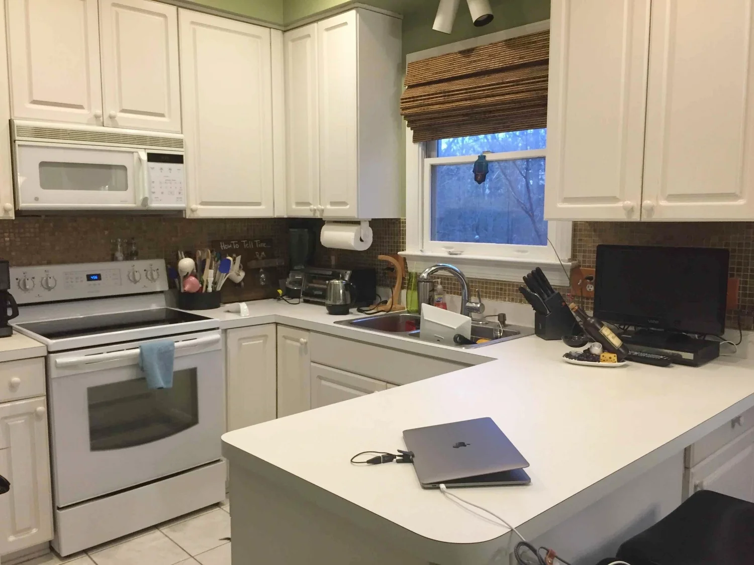 white-kitchen-counters-before.jpeg