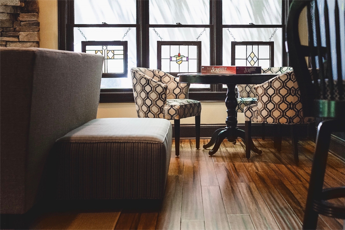 A corner of the beautiful room makes it possible to play games, serve snacks or have a private conversation.
