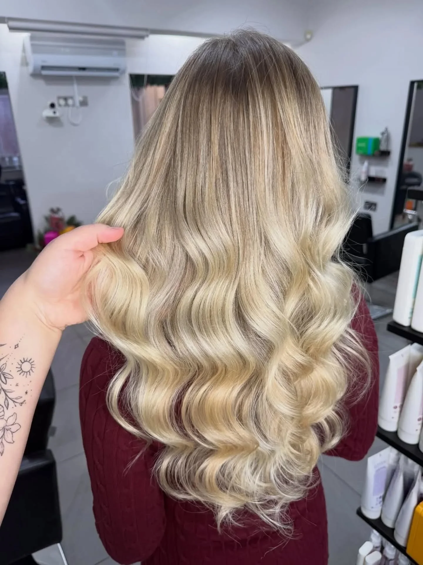 Hi I'm Holly! I&rsquo;ve recently gone self-employed and started my journey at
✨ Mane Hair Salon, Tuckton ✨

I specialise in blondes, balayage, blowdries &amp; occasion hair &mdash; all with calm, chilled vibes 🤍

Currently welcoming new clients
📩 