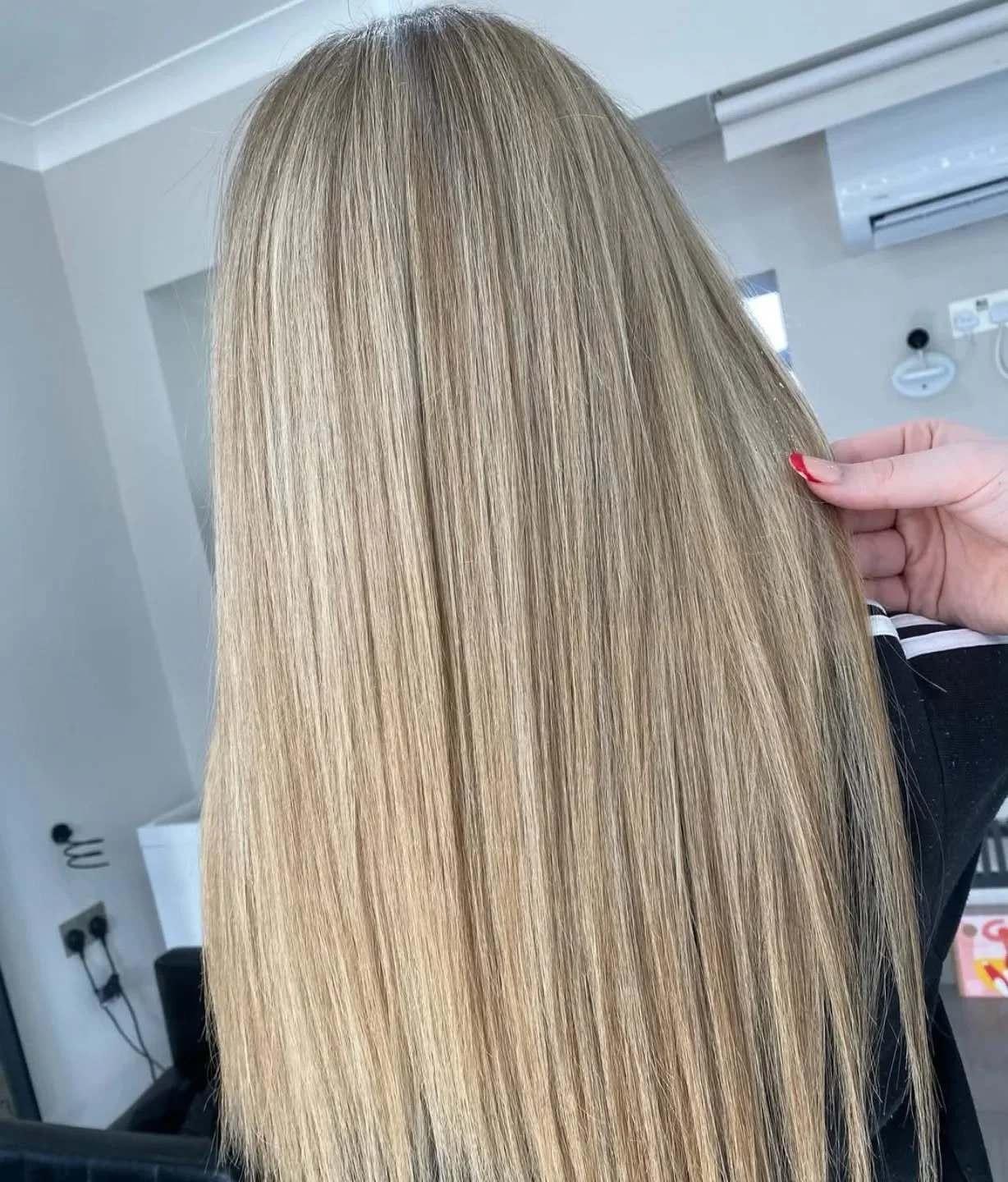 In a world of balayage, be a classic set of highlights. ✨

Everyone on a mission to go blonder as spring has sprung. 🌱 Or at least is trying to.

Pop our girl Loretta a message to chat about YOUR blonde hair goals or book a consultation online (Link