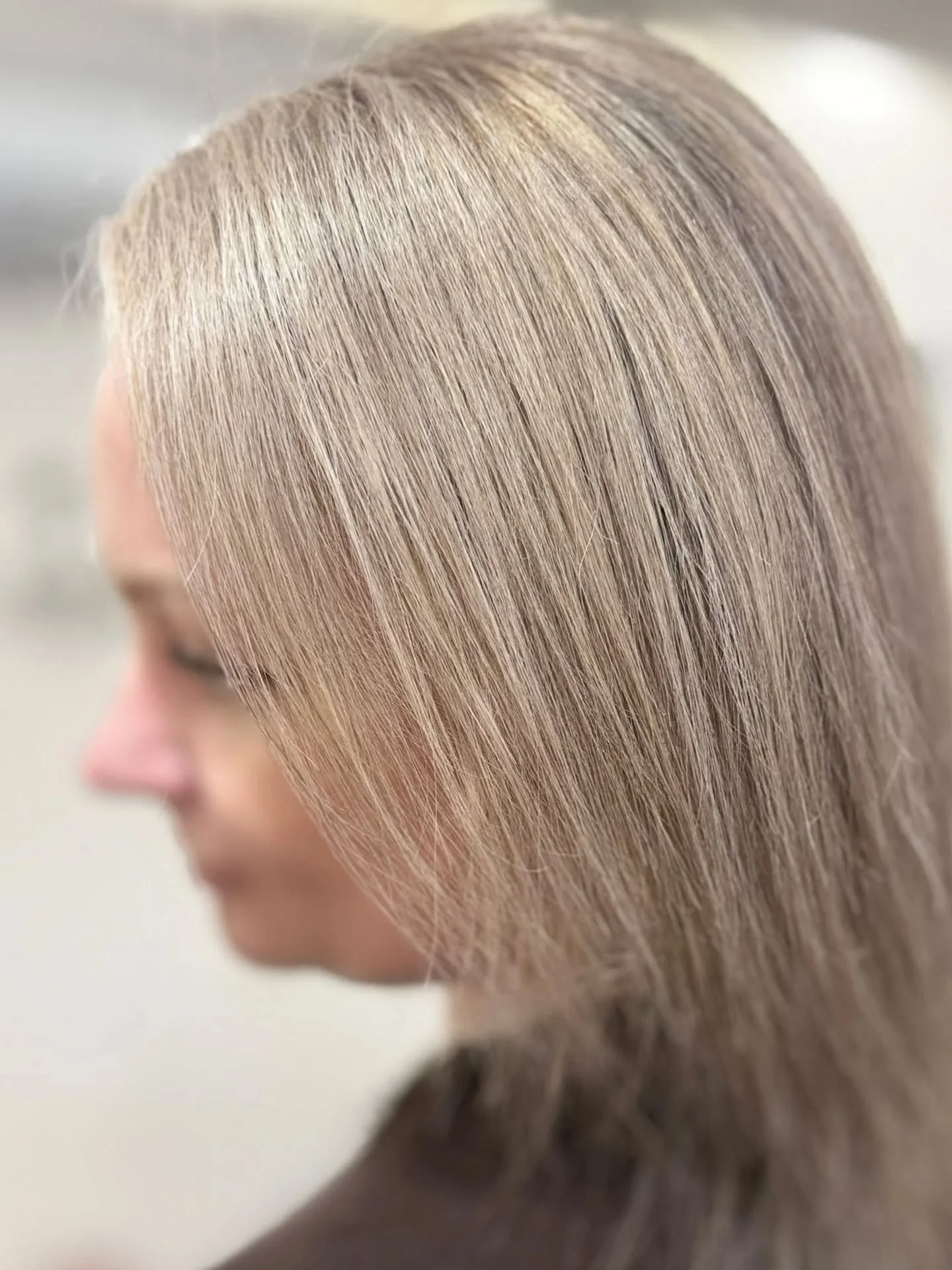 ✨ Grey Blending Stitching Technique ✨

Say goodbye to harsh root lines and hello to soft, natural grey blending 🤍

This delicate new colouring method blends grey hair seamlessly into your natural colour. Instead of covering greys with solid colour, 