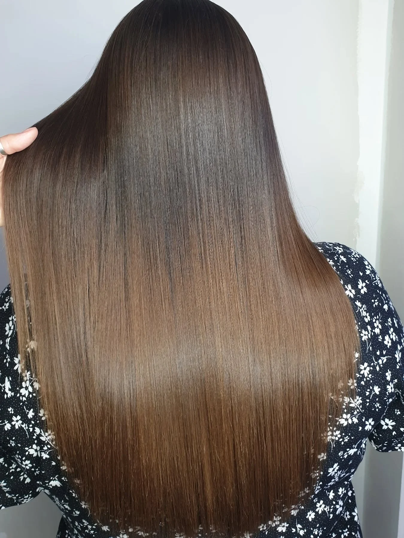 The key to healthy hair that shines...

✨ Regular trims
✨ Proper products
✨ Careful colouring, AND

✨ Good diet 🌱 Healthy hair starts from within! 🪄

We can only so much to the outside, but if your hair is strong from within, colouring will cause l