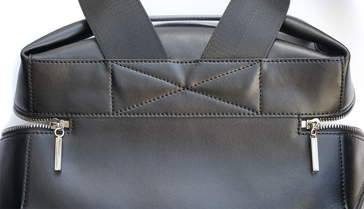 Rounded zipper and the back strengthening of straps