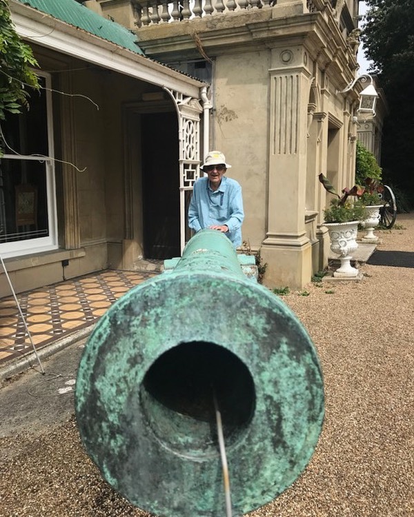 .
'Powell-Cotton, Quex'
.
Survivors of war,
both of us in powder blue
by the open door.
.
.
.
.
.
#haiku by me. 📷 by @jeannieclarkeartist #poet #poem #poetry #poetsofinstagram #photography #quexpark #powellcottonmuseum