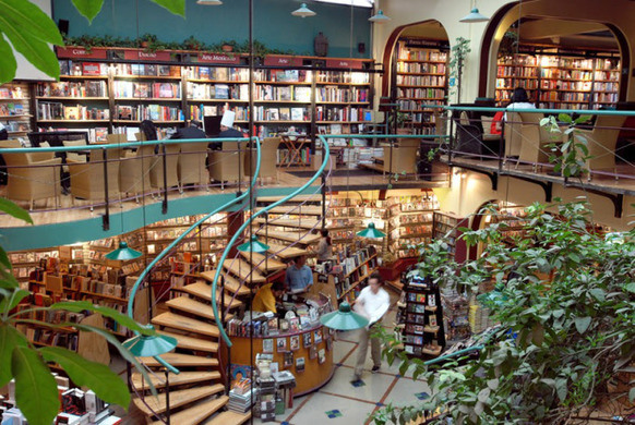 Books and coffee at El Pendulo