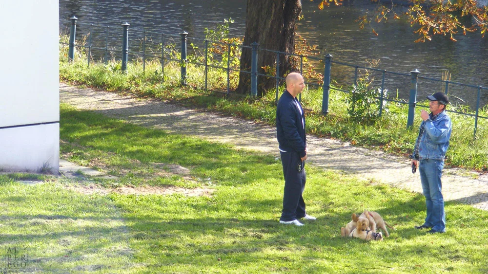 Two people having a conversation in the garden of the Bauhaus Archive.