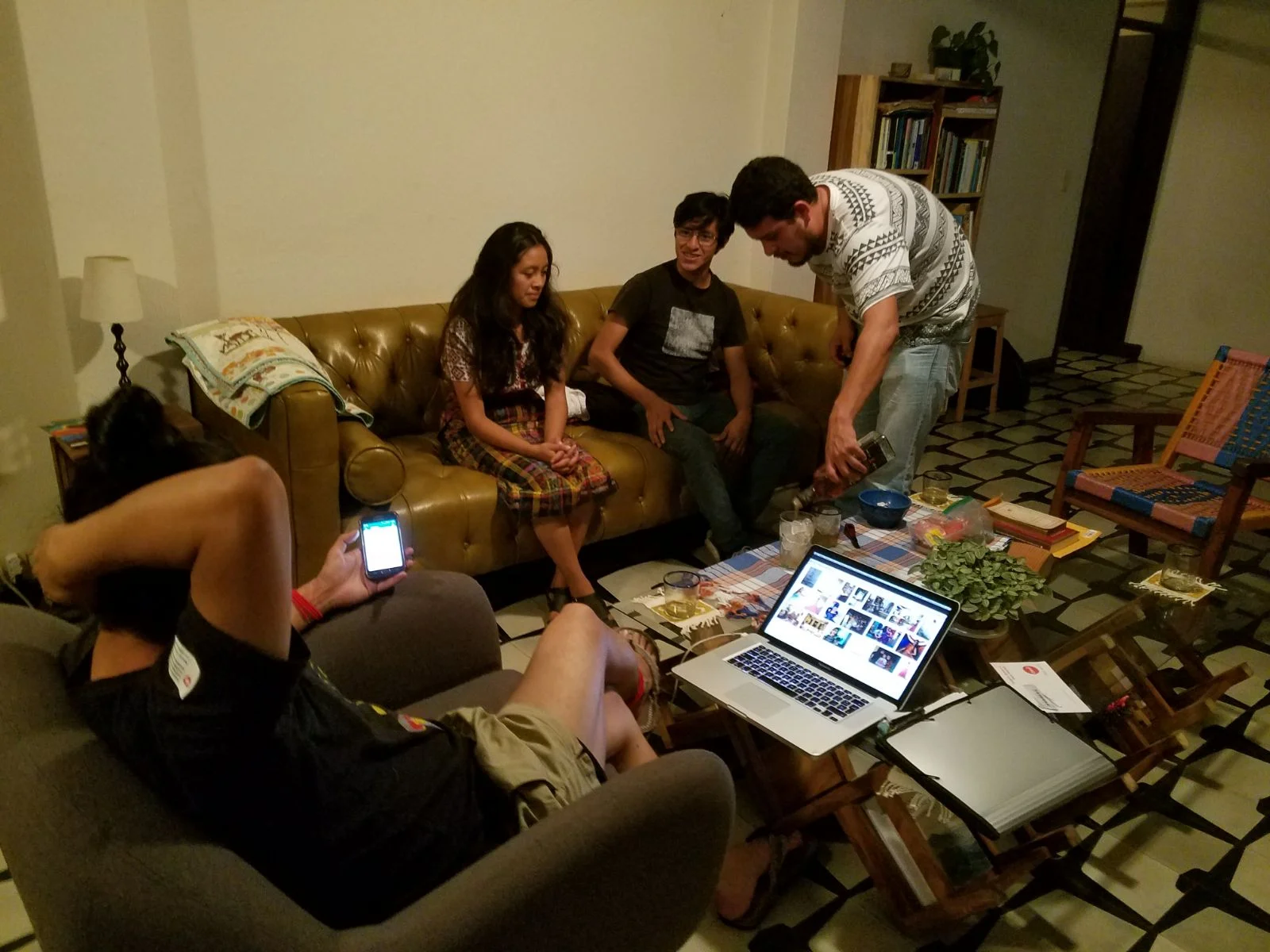 Hablando de poesía y políticas Residencia Yvonne Los Cumez, Petz, Josué Morales Septiembre 2017