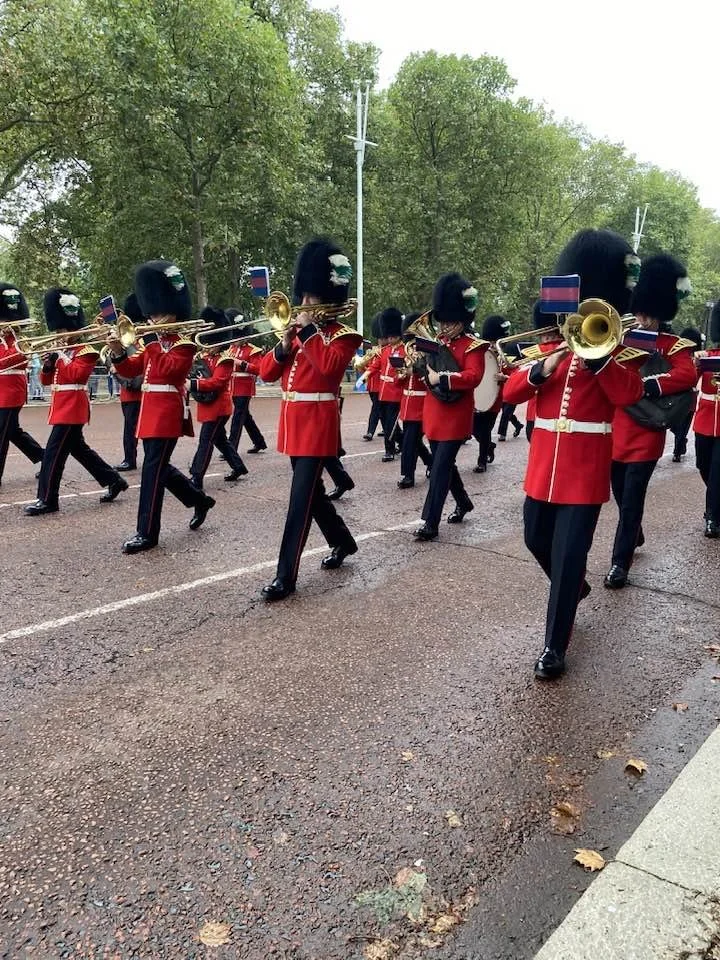 London - guards.jpg
