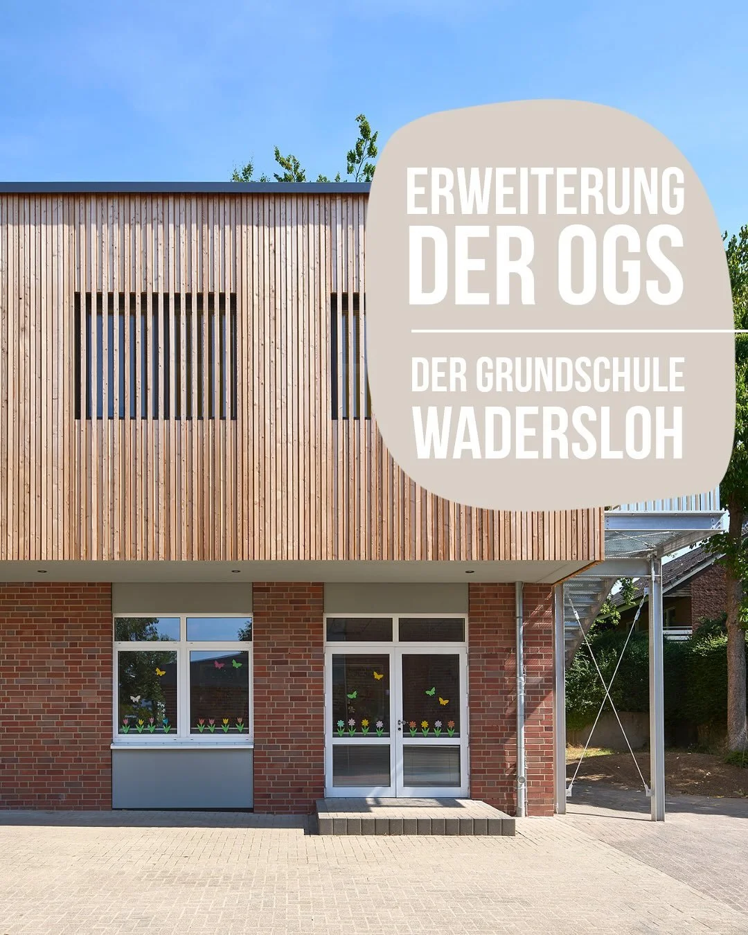 Die Erweiterung der Grundschule in Wadersloh vereint nachhaltiges Bauen mit funktionaler Raumgestaltung. Hier ist es gelungen, die neuen Elemente harmonisch mit den bereits vorhandenen Geb&auml;udestrukturen zu verbinden. 

Noch mehr Bilder gibt&rsqu