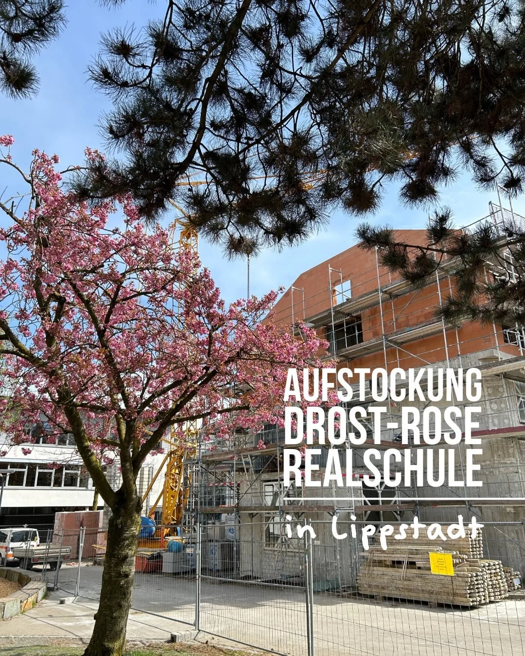 Bei der Aufstockung der Drost-Rose Schule geht&rsquo;s sichtbar voran. Baustart war im Herbst 2025, nun l&auml;uft der Rohbau. 

Der gesamte Trakt inkl. Sanit&auml;ranlagen bekommt ein frisches Update. Im neuen Obergeschoss entsteht mehr Platz f&uuml